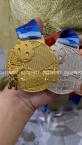 Huy chương Pickleball trao giải kim loại hình 1 vợt dây lụa đúc khuôn bản đẹp có nhận in logo theo yêu cầu