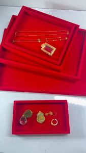 ถาดกำมะหยี่ใส่พระเครื่อง ใส่เครื่องประดับ พื้นปูเรียบสีแดง