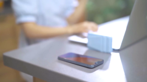 MOMAX Q.MAG Power 15W 10000mah Magnetic Wireless Battery Pack With Stand Fast Charging Macaroon Colors