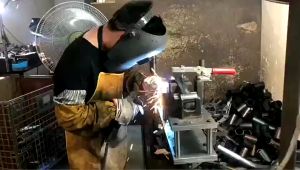 HongKong60ชุดช่างเชื่อมหนังวัวสองชั้นแขนเชื่อมหนังวัวแขนป้องกันแขนป้องกันดอกไม้กันไฟเชื่อมไฟฟ้าแขนป้องกัน