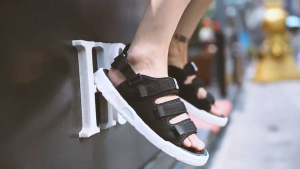 PAIMAN Sandal pria musim panas sandal pantai tren Fashion Korea ukuran besar 35-46 sepatu pria Romawi pria sepatu kasual putih hitam antiselip