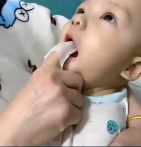 ผ้ากอซเช็ดลิ้นD003 ผ้าก๊อซทำความสะอาดลิ้น ผ้าก๊อซเด็ก ( 1 แพ็ค 6 ชิ้น )👶พร้อมส่ง