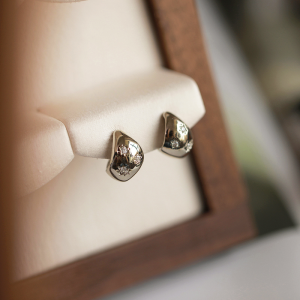 Elegant Silver Waterdrop Ear Cuff No Piercing Required Womens Simple Mosquito Coil Tray Ear Jewelry Clip-On Bean Ear Studs Luxury New Model