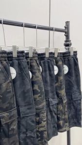 กางเกงขาสั้นคาร์โก้ผู้ชาย กระเป๋าหลวมและมีหลายกระเป๋า ผ้าหนา กีฬากลางแจ้ง และกางเกงลำลอง