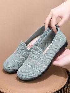 Beijing Fabric Shoes Womens Breathable Fly Knit Comfortable Mom Shoes Soft Bottom Slip-On Shoes New 2025 Stylish Flat Heel