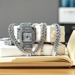 นาฬิกานาฬิกาสำหรับผู้ชายฮิปฮอป2ชิ้น/เซ็ตนาฬิกาควอทซ์แนวโรมันฝังเพชรตัวเรือนเหล็กทรงสี่เหลี่ยมยอดนิยมสไตล์ยุโรปและอเมริกาสำหรับนักเรียนชายและชาย