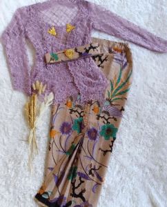 SATUSET KEBAYA MODERN SEMI ITALY WARNA LILAC  ROKWIRON TEPI DEPAN