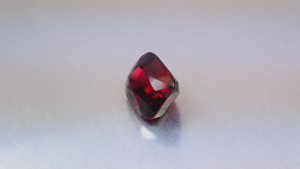 โรโดไลต์ 4.96 กะรัต สุดเหลือเชื่อ! พลอยโรโดไลต์การ์เน็ตสีชมพูอมแดงธรรมชาติ 100% ที่ไม่ผ่านความร้อน