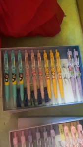 Bút máy xoá được dạng bấm có đầu tẩy mực - tặng kèm ống mực xoá được - giao màu ngẫu nhiên