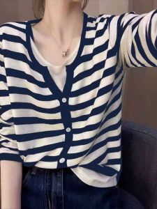 เสื้อสเวตเตอร์ถักคอวีผ้าขนสัตว์เนื้อดีสำหรับผู้หญิง แจ็คเก็ตสีพื้นแบบแยกชิ้น แฟชั่นฤดูใบไม้ผลิ 2025 แขนยาว เสื้อชั้นใน