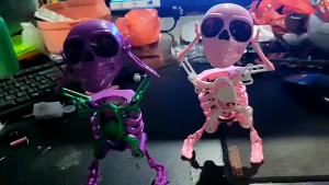 3D Skeleton Man Dancing Dancing Skull Ornament Dancing Character Scary Skeleton Novelty Tabletop Car Home Toy Decoration