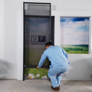 Cửa lưới chống muỗi xếp kéo dọc cho cửa đi không ray dưới Vietfamily