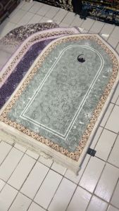 Sajadah kubah motif terbaru anti slip ukuran 110x70 tebal lembut halus oleh2 haji umroh