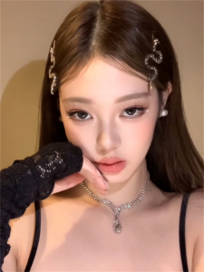 กิ๊บติดผมรูปงูสีเงินสไตล์สตรีทแวร์สุดเท่สำหรับผู้หญิง กิ๊บติดผมด้านข้างสุดเก๋ไก๋สไตล์ ZOOZMINI ทรงเรขาคณิตสุดเก๋