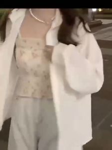 สำหรับผู้หญิง เซต2ชิ้น เสื้อเชิ้ตแขนยาวสีพื้น สายเดี่ยวสม็อคลายดอกไม้ งานแซ่บ ราคาประมาณ 1,490 บาท