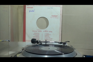 1 แผ่นเสียง 12นิ้ว T71 พรพรรณ วรรณพร ดวงจันทร์ วันเพ็ญ แผ่น VG++ริ้วรอยบาง เสียงรบกวนน้อยนิดหน่อยไม่มีรอยลึก แผ่นล้างสะอาดแล้ว ปกVG+มีตำหนิขอบนิดหน่อย ขอบขาด สันไม่ทะลุ