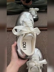 รองเท้าผ้าใบลําลอง หนังวัวแท้ ส้นแบน สีขาว เข้ากับทุกการแต่งกาย เหมาะกับการเล่นกีฬา แฟชั่นฤดูร้อน สําหรับสตรี 2024