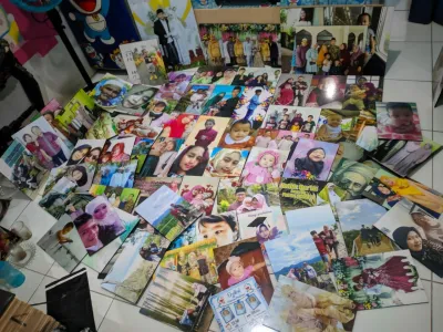 Cetak Foto Custom 10R Plus Bingkai Kayu Sudah Laminasy Anti air dan tidak luntur Wall Decor Kado Ulang Tahun Kado Wedding Cetak Foto Keluarga Foto Pernikahan Cetak Foto Besar 20R 24R 30R