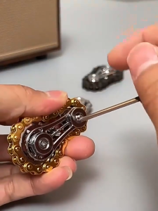 จัดส่งใน24ซม.fidget spinner ไจโรสโคป ของเล่นนิ้วมือ บรรเทาความเครียด สำหรับของเล่นเด็ก โลหะจักรยานโซ่