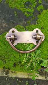 Tarikan Laci Kuningan Antik Motif Tulang