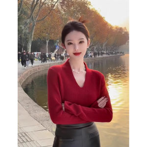 เสื้อสเวตเตอร์คอวีสีแดงสดสำหรับผู้หญิงในฤดูใบไม้ร่วงและฤดูหนาว เสื้อชั้นในสุดหรูหรา เสื้อคลุมหนังสำหรับผู้หญิงในปี 2025