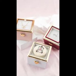 Creative Bear Flip Ring Box Creative Surprise Jewelry Box Mini Cake Automatic Flip Ring Case for Girlfriend Gift Surprise Box