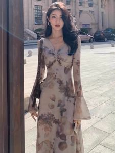 ชุดเดรสคอวีพิมพ์ลายสไตล์จีนใหม่สำหรับผู้หญิง กระโปรงทรงเอแขนยาว กระโปรงสั้น ฤดูใบไม้ร่วงและฤดูหนาว