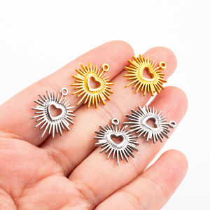 จี้สเตนเลสขัดเงาความโพรงกลวงสีทอง18K เครื่องประดับแบบทำมือเครื่องประดับรูปหัวใจแนวย้อนยุค