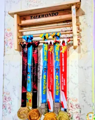 Rak Gantungan Medali Custom Tulisan