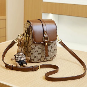 Fashionable Womens Crossbody Phone Pouch Stylish Small Bag Trendy Spring Summer High-End Feel Unique Design Leather Clutch