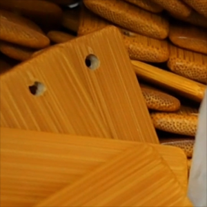 พวงกุญแจไม้ไผ่สลักชื่อ "ข"