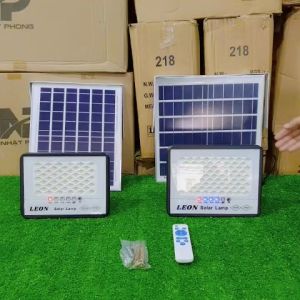 Đèn năng lượng mặt trời đèn led trang trí sân vườn chống lóa LEON 200W300Whiển thị báo % pin có điều khiển cảm biến ánh sáng BH 12 tháng
