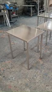CMS โต๊ะสแตนเลส พื้นโต๊ะเป็นสแตนเลส ความหนา1มม. ขนาด50 * 60 ซม.สูง75ซม.คานล่างอยู่ด้านข้าง (ไม่ต้องประกอบ จัดส่งทั้งตัว)