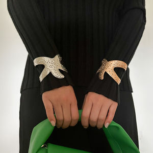 Fashionable Metal Starfish Bracelet for Women Beach Travel Photography Accessory Trendy Design Unusual Shape Spring 2025