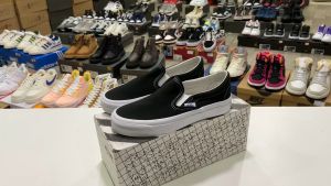 รองเท้า Vans Vault Classic OG Slip On สีดำขาว ส่งเร็ว มีเก็บเงินปลายทาง