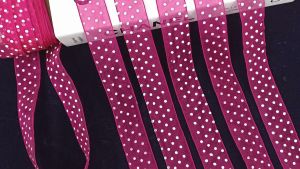 Charlie fabric ริบบิ้นผ้าแก้วสีแดงจุดขาว เส้นแต่งริบบิ้นเนื้อผ้าแก้ว ขนาด 1 นิ้ว ริบบิ้น คุณภาพดี สีสวย ใช้ตกแต่งงานผ้า งานDIY