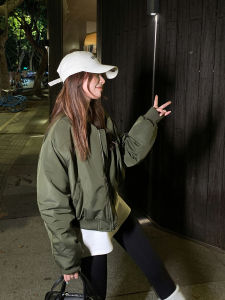 แจ็คเก็ตบินขนแกะสไตล์ย้อนยุคอเมริกัน แจ็คเก็ตผ้าฝ้ายสั้นสำหรับผู้หญิง แจ็คเก็ตขนสัตว์ฤดูหนาว สีสันสดใส เสื้อคลุมแบบมีฮู้ด