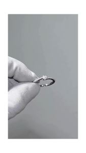 แหวนเงินแท้เม็ดชูฝังเพชร Moissanite 0.3 กะรัต ทรงกลม ก้านโค้งฝังบ่าข้าง ชุบทองคำขาว