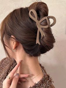 กิ๊บติดผมรูปฉลามขนาดใหญ่สไตล์เกาหลีสำหรับผู้หญิง กิ๊บติดผมรูปผีเสื้อสีเทาอ่อนแบบมีสายคล้อง ทรงเรขาคณิต ทรงเรขาคณิต