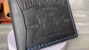 Ví Nam Da Bò Sáp Thật May Tay- Hình Ông Địa (Bóp Nam Dáng Đứng-Dáng Ngang)