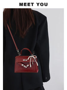 กระเป๋าสะพายไหล่ผู้หญิงสีแดง กระเป๋าชุดแต่งงานหรูหรา กระเป๋าสะพายข้างแบบลำลอง กระเป๋าสะพายข้างแบบหนัง PU ขนาดเล็ก