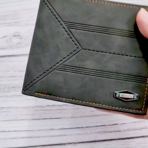 กระเป๋าสตางค์หนังทรงพับ ใบสั้น ดีไซน์เรียบหรู มีช่องใส่บัตร 6 ช่อง ใช้งานสะดวกทุกวัน