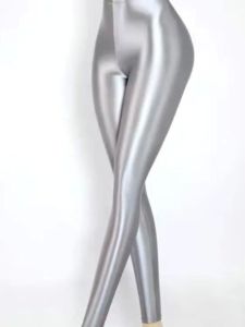 กางเกงโยคะยืดหยุ่นเงาสุดเก๋สำหรับผู้หญิง กางเกงขายาวทรงตรงเอวสูง ผ้าโพลีเอสเตอร์ ฤดูใบไม้ผลิ 2024