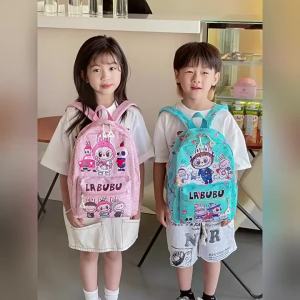 QFDI  Labubu กระเป๋านักเรียนอนุบาล กระเป๋านักเรียน กระเป๋านักเด็กกระเป๋าลาบูบู้ กระเป๋าเป้เด็กผู้หญิงกระเป๋านักเรียนชาย กระเป๋านรประถมกะเปานักเรืยน กระเป๋านักเรียนกันน้ำ ใหม่น่ารักน้ำหนักเบาความจุมากรูปลักษณ์สูงระดับกระเป๋านักเ