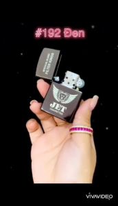 HỘP QUẸT BẬT LỬA ZIP-PO TRƠN BÓNG KHẮC HÌNH LOGO DẬP NỔI ( CÓ MỘC ĐÁY) MÃU ĐEN