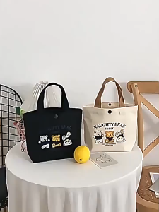 SEA YADOU  กระเป๋าผ้าแคนวาสสองหมีน้อยสามใบกระเป๋าถือแบบพกพากระเป๋าผ้าแคนวาสการ์ลายการ์ตูนขนาดเล็กกระเป๋าใส่กล่องอาหารแมทช์ลุคง่ายไปทำงาน