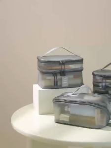 กระเป๋าใส่เครื่องสำอางค์และอุปกรณ์เสริมความงาม มีซิป กระเป๋าแบ่งเป็น 2 ชั้น เป็นช่องตาข่าย สะดวกต่อการใช้งาน จุของได้เยอะ