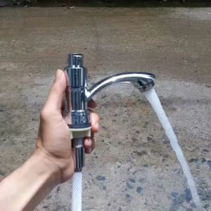 Vòi Lavabo rửa tay rửa mặt chất liệu hợp kim không gỉ được mạ Crom sáng bóng liên kết đường dẫn nước Lạnh.