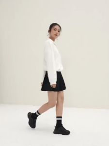 รองเท้าผ้าใบผู้หญิง รองเท้าเสริมส้น รองเท้าวิ่งสไตล์เกาหลี สีทึบ น้ำหนักเบาใส่สบาย ใส่เที่ยวใส่ทำงานได้ จัดส่งภายใน 24 ชั่วโมง