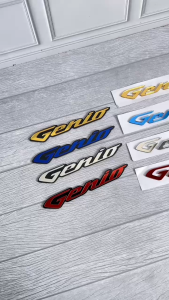 NEW EMBLEMS EMBLEM SET (2 PCS) LOGO GENIO STIKER TIMBUL 3D AKRILIK TIMBUL 2MM STIKER BODY SAMPING MOTOR HONDA GENIO 2019 - 2024 PLUG AND PLAY QUALITY UNIVERSAL SET
